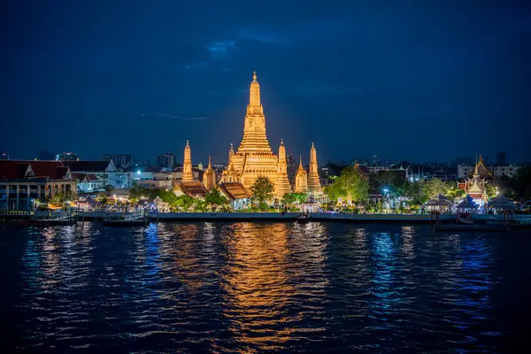 Tayland, Bangkok, 13 Aralık 2024 - Tayland 'da Chao Phraya Nehri' ndeki Wat Arun 'da akşam.  
