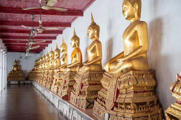 Tayland, Bangkok - 14 Aralık 2024: Wat Maha Tayland 'ın Bangkok şehrinde Ko Ratanakosin' de.