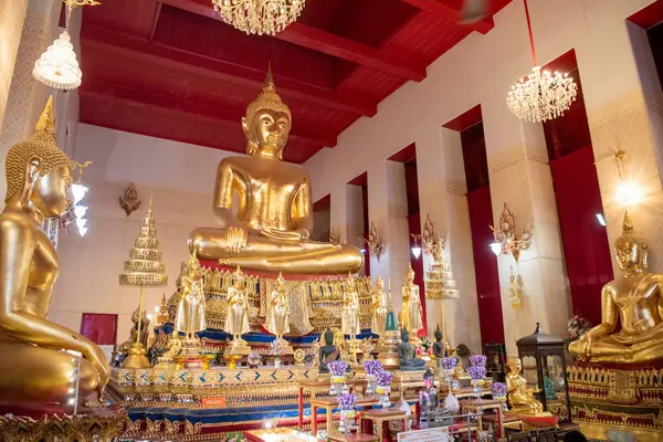 Tayland, Bangkok - 14 Aralık 2024: Wat Maha Tayland 'ın Bangkok şehrinde Ko Ratanakosin' de.