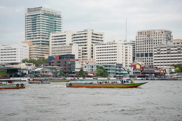 Tayland 'ın Bangkok şehrindeki Chao Phraya Nehri' ndeki Siriraj Hastanesi. Tayland, Bangkok, 14 Aralık, 2024.