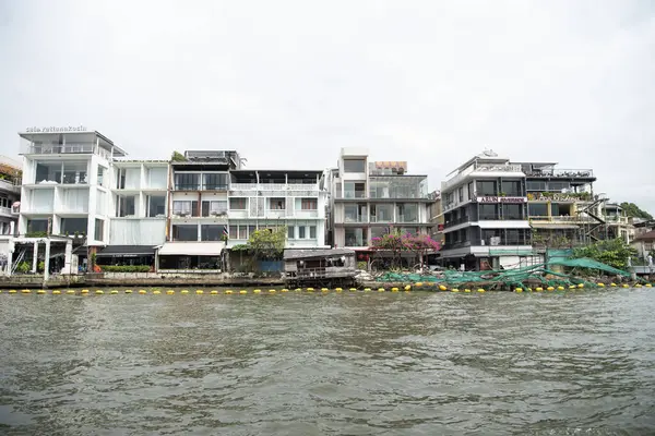 Tayland 'ın Bangkok şehrinde Chao Phraya Nehri' nde Wat Arun manzaralı oteller. Tayland, Bangkok, 13 Aralık 2024.