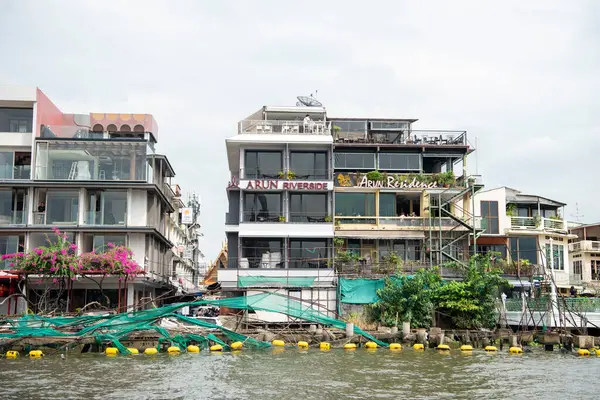 Tayland 'ın Bangkok şehrinde Chao Phraya Nehri' nde Wat Arun manzaralı oteller. Tayland, Bangkok, 13 Aralık 2024.