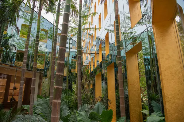 Tayland, Bangkok - 15 Aralık 2024: Tayland 'ın Bangkok şehrindeki Sukhumvit Yolu' ndaki Dior Gold House.  