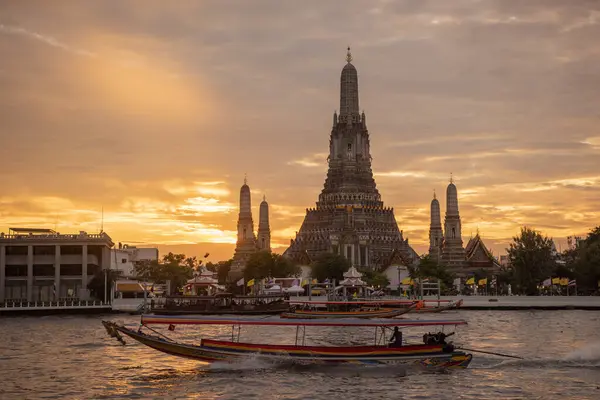 Tayland, Bangkok - 15 Aralık 2024: Bangkok 'taki Chao Phraya Nehri' ndeki Wat Arun 'da gün batımı. 