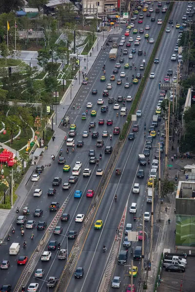 Tayland 'ın Bangkok şehrindeki Lumphini Park' ta Rama 9 karayolunda trafik var. Tayland, Bangkok, 10 Aralık 2024.