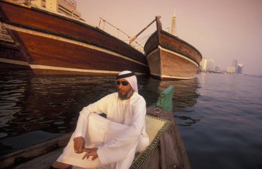  Dubai - 4 Ekim 2004: BAE 'nin Dubai kentindeki Dubai Creek' te Taxi Boat 'ta bir turdaki Arap adam.