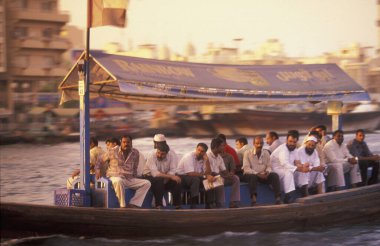 Dubai - 4 Ekim 2004: Arabistan Körfezi 'ndeki BAE' nin Dubai şehrindeki Dubai Koyu 'ndaki Feribot ve Taksi Tekneleri.