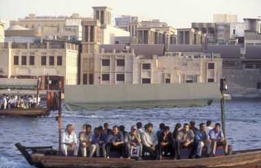 Dubai - 4 Ekim 2004: Arabistan Körfezi 'ndeki BAE' nin Dubai şehrindeki Dubai Koyu 'ndaki Feribot ve Taksi Tekneleri.