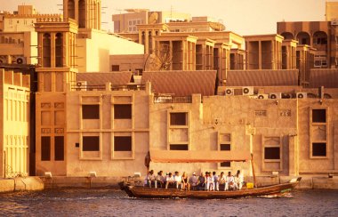 Dubai - 4 Ekim 2004: Arabistan Körfezi 'ndeki BAE' nin Dubai şehrindeki Dubai Koyu 'ndaki Feribot ve Taksi Tekneleri.