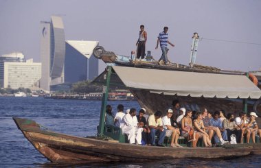 Dubai - 4 Ekim 2004: Arabistan Körfezi 'ndeki BAE' nin Dubai şehrindeki Dubai Koyu 'ndaki Feribot ve Taksi Tekneleri.