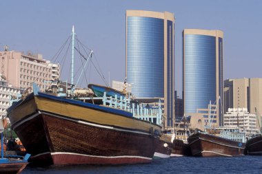 BAE, Dubai, 5 Ekim 2004: BAE 'deki Dubai şehrindeki Dubai Deresi' nde Harbor 'da tekneler.