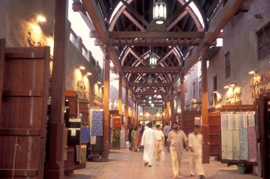 BAE, Dubai - 1 Ekim 2004: Souq ve Market in Old Town ve Dubai 'deki Bur Dubai alışveriş caddelerindeki insanlar.  