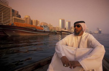  Dubai - 4 Ekim 2004: BAE 'nin Dubai kentindeki Dubai Creek' te Taxi Boat 'ta bir turdaki Arap adam.