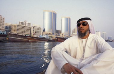 Dubai - 4 Ekim 2004: BAE 'nin Dubai kentindeki Dubai Creek' te Taxi Boat 'ta bir turdaki Arap adam.