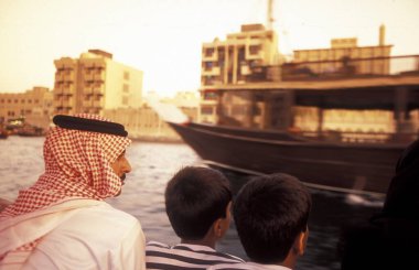 Dubai - 4 Ekim 2004: Arabistan Körfezi 'ndeki BAE' nin Dubai şehrindeki Dubai Koyu 'ndaki Feribot ve Taksi Tekneleri.
