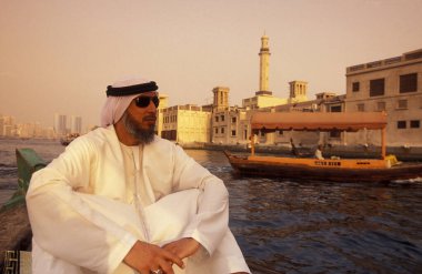  Dubai - 4 Ekim 2004: BAE 'nin Dubai kentindeki Dubai Creek' te Taxi Boat 'ta bir turdaki Arap adam.