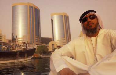  Dubai - 4 Ekim 2004: BAE 'nin Dubai kentindeki Dubai Creek' te Taxi Boat 'ta bir turdaki Arap adam.