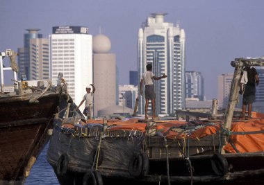 BAE, Dubai, 5 Ekim 2004: BAE 'deki Dubai şehrindeki Dubai Deresi' nde Harbor 'da tekneler.