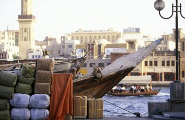 Kargo, BAE 'nin Dubai şehrindeki Dubai' deki Dubai Deresi 'ndeki Harbor' da çalışıyor. BAE, Dubai, Ekim, 5, 2004