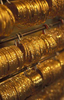 Altın Mücevherler, Arabistan Körfezi 'ndeki Dubai' deki Gold Souq 'da bir dükkanda. BAE, Dubai, Ekim 1, 2004