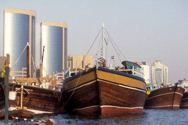 BAE, Dubai, 5 Ekim 2004: BAE 'deki Dubai şehrindeki Dubai Deresi' nde Harbor 'da tekneler.