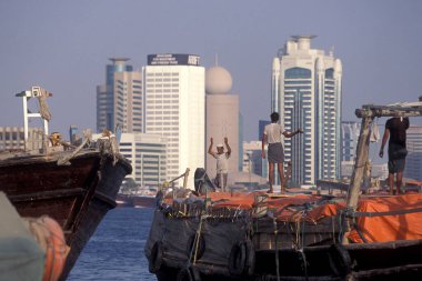 BAE, Dubai, 5 Ekim 2004: BAE 'deki Dubai şehrindeki Dubai Deresi' nde Harbor 'da tekneler.
