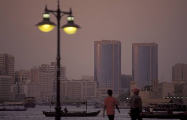 Bur Dubai 'nin Skyline' ı, Dubai 'deki Dubai Creek' te, BAE 'nin Dubai şehrinde. Dubai, 4 Ekim 2004