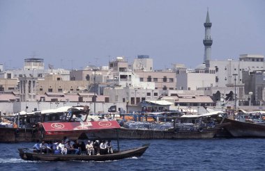 Dubai - 4 Ekim 2004: Arabistan Körfezi 'ndeki BAE' nin Dubai şehrindeki Dubai Koyu 'ndaki Feribot ve Taksi Tekneleri.