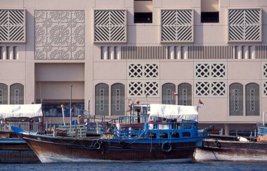 BAE, Dubai, 5 Ekim 2004: BAE 'deki Dubai şehrindeki Dubai Deresi' nde Harbor 'da tekneler.