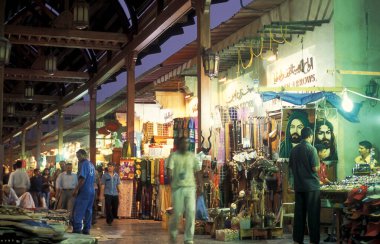 BAE, Dubai - 1 Ekim 2004: Souq ve Market in Old Town ve Dubai 'deki Bur Dubai alışveriş caddelerindeki insanlar.  