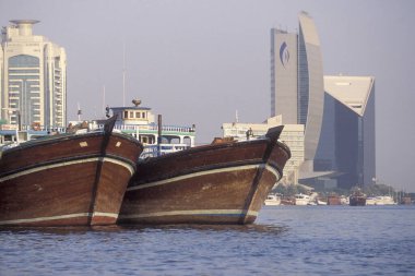 BAE, Dubai, 5 Ekim 2004: BAE 'deki Dubai şehrindeki Dubai Deresi' nde Harbor 'da tekneler.
