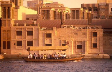 Dubai - 4 Ekim 2004: Arabistan Körfezi 'ndeki BAE' nin Dubai şehrindeki Dubai Koyu 'ndaki Feribot ve Taksi Tekneleri.