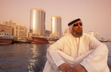  Dubai - 4 Ekim 2004: BAE 'nin Dubai kentindeki Dubai Creek' te Taxi Boat 'ta bir turdaki Arap adam.