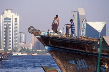 BAE, Dubai, 5 Ekim 2004: BAE 'deki Dubai şehrindeki Dubai Deresi' nde Harbor 'da tekneler.