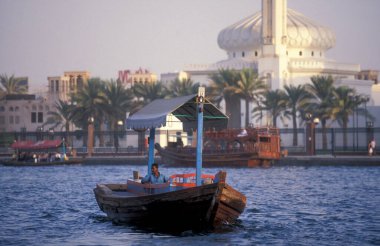 Dubai - 4 Ekim 2004: Arabistan Körfezi 'ndeki BAE' nin Dubai şehrindeki Dubai Koyu 'ndaki Feribot ve Taksi Tekneleri.