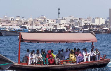 Dubai - 4 Ekim 2004: Arabistan Körfezi 'ndeki BAE' nin Dubai şehrindeki Dubai Koyu 'ndaki Feribot ve Taksi Tekneleri.