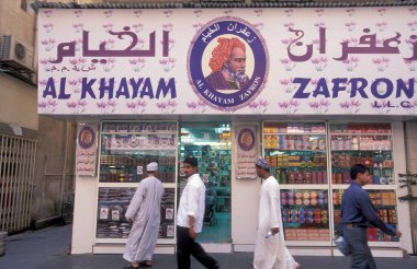 BAE, Dubai - 1 Ekim 2004: Souq ve Market in Old Town ve Dubai 'deki Bur Dubai alışveriş caddelerindeki insanlar.  