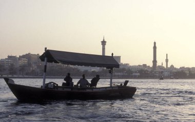 Dubai - 4 Ekim 2004: Arabistan Körfezi 'ndeki BAE' nin Dubai şehrindeki Dubai Koyu 'ndaki Feribot ve Taksi Tekneleri.