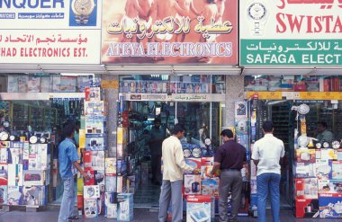 BAE, Dubai - 1 Ekim 2004: Souq ve Market in Old Town ve Dubai 'deki Bur Dubai alışveriş caddelerindeki insanlar.  