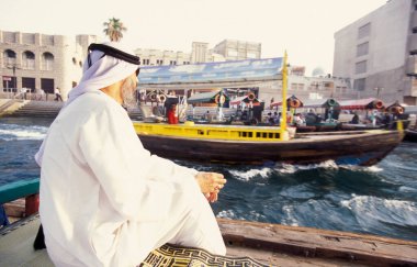  Dubai - 4 Ekim 2004: BAE 'nin Dubai kentindeki Dubai Creek' te Taxi Boat 'ta bir turdaki Arap adam.