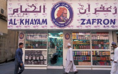 BAE, Dubai - 1 Ekim 2004: Souq ve Market in Old Town ve Dubai 'deki Bur Dubai alışveriş caddelerindeki insanlar.  