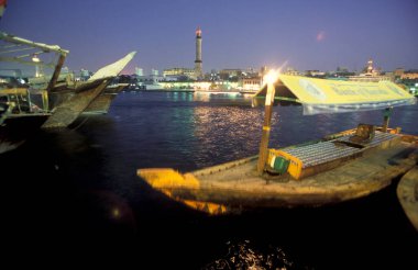 Dubai - 4 Ekim 2004: Arabistan Körfezi 'ndeki BAE' nin Dubai şehrindeki Dubai Koyu 'ndaki Feribot ve Taksi Tekneleri.