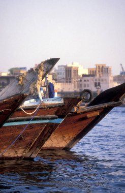 BAE, Dubai, 5 Ekim 2004: BAE 'deki Dubai şehrindeki Dubai Deresi' nde Harbor 'da tekneler.