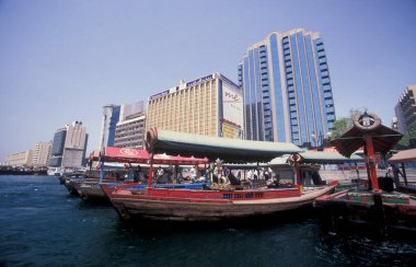 Bur Dubai 'nin Skyline' ı, Dubai 'deki Dubai Creek' te, BAE 'nin Dubai şehrinde. Dubai, 4 Ekim 2004