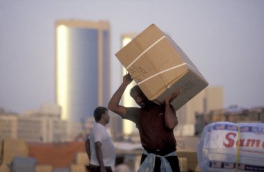 Kargo, BAE 'nin Dubai şehrindeki Dubai' deki Dubai Deresi 'ndeki Harbor' da çalışıyor. BAE, Dubai, Ekim, 5, 2004