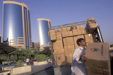 Kargo, BAE 'nin Dubai şehrindeki Dubai' deki Dubai Deresi 'ndeki Harbor' da çalışıyor. BAE, Dubai, Ekim, 5, 2004