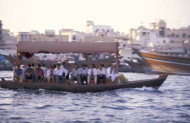 Dubai - 4 Ekim 2004: Arabistan Körfezi 'ndeki BAE' nin Dubai şehrindeki Dubai Koyu 'ndaki Feribot ve Taksi Tekneleri.