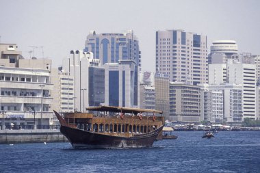 BAE, Dubai, 5 Ekim 2004: BAE 'deki Dubai şehrindeki Dubai Deresi' nde Harbor 'da tekneler.