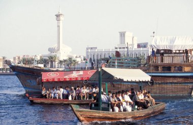 Dubai - 4 Ekim 2004: Arabistan Körfezi 'ndeki BAE' nin Dubai şehrindeki Dubai Koyu 'ndaki Feribot ve Taksi Tekneleri.