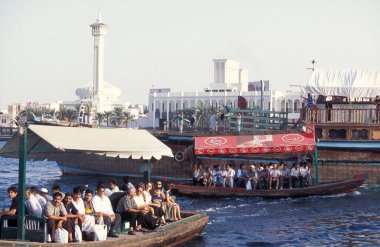 Dubai - 4 Ekim 2004: Arabistan Körfezi 'ndeki BAE' nin Dubai şehrindeki Dubai Koyu 'ndaki Feribot ve Taksi Tekneleri.